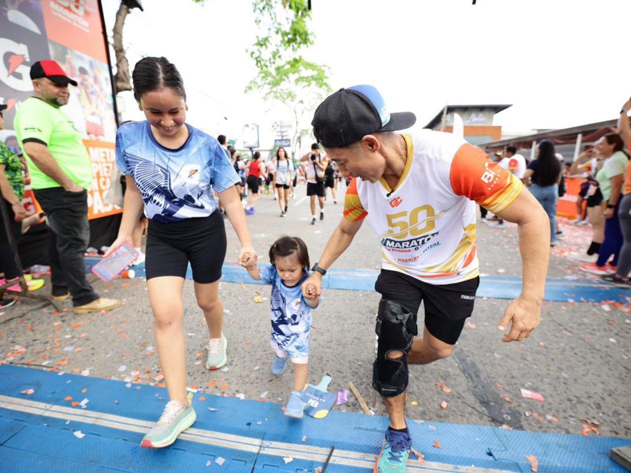 Shin Fujiyama compartiendo con su esposa e hija en la edición 50 de la Maratón La Prensa-Gatorade. (Foto por Yoseph Amaya)