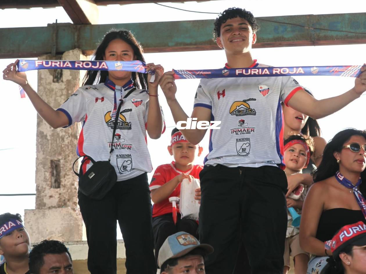Aficionados del Estrella Roja disfrutando de la previa del encuentro.