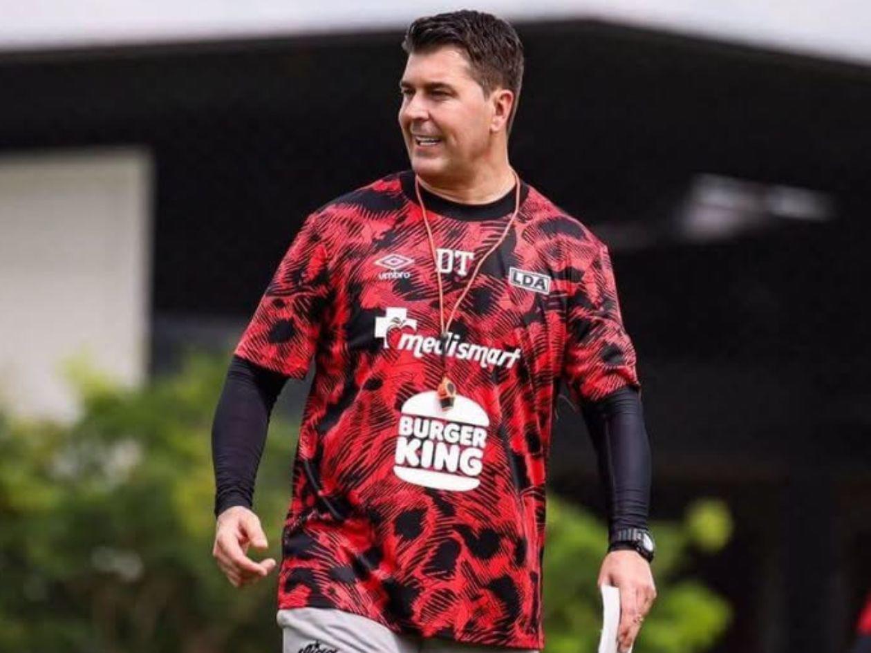 Ismael Rescalvo seguirá dirigiendo al Alajuelense y el partido ante Marathón es clave de cara a su futuro.