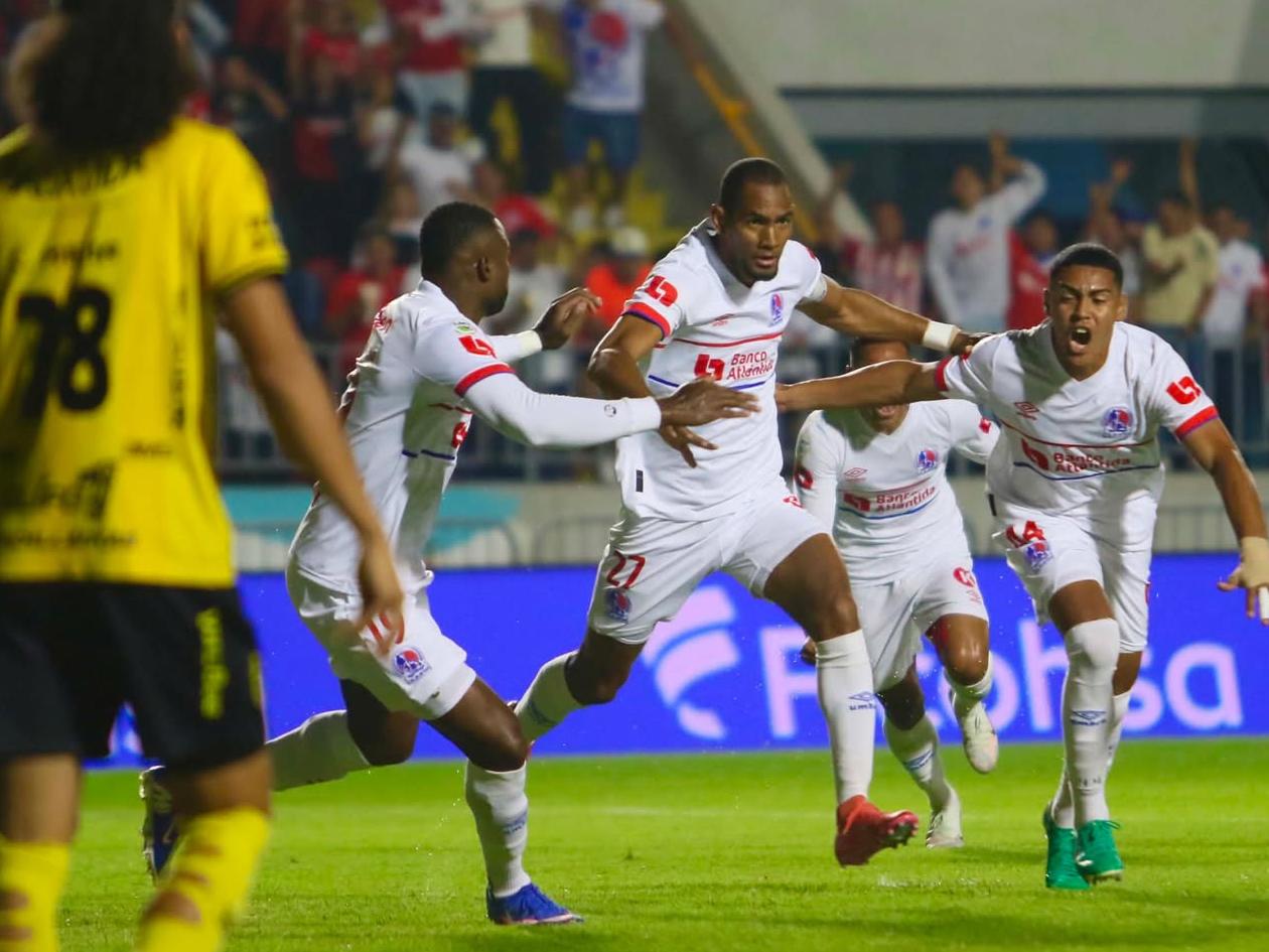 Jerry Bengtson celebrando el primer gol del partido ante Real España.