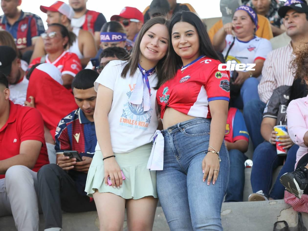 Hermosas señoritas danlidenses con el color de lo que es una gran final del ascenso.