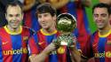Messi posando en el Camp Nou con el Balón de Oro que ganó en 2010 y acompañado de Iniesta y Xavi.