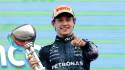 El joven Andrea Kimi Antonelli alza el trofeo de campeón del Gran Premio de Japón. Foto cortesía.