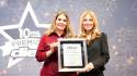 Aracely de Amaya junto a su hija Melany, recibieron esta placa que Diario DIEZ le entregó en los Premios DIEZ, como reconocimiento por la carrera de Orinson Amaya. Fotos: David Romero, M. Ayala y Estalin Irías