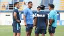 Los futbolistas de Motagua charlan en la previa del compromiso de hoy. Fotos David Romero.