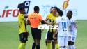 Los jugadores de Real España le reclaman al árbitro Julio Güity tras falta contra Daniel Aparicio Jacobs. Fotos Neptalí Romero.