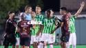 Alexy Vega se pregunta el motivo de la invalidación del gol en el estadio Rubén Deras. Fotos Mauricio Ayala.