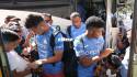 Los jugadores de Motagua firmando autógrafos a la llegada al escenario deportivo. Fotos David Romero.