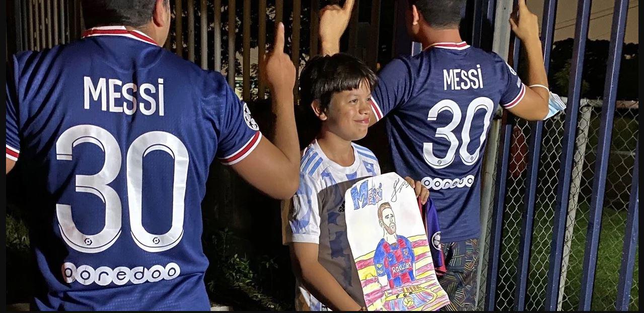 Así esperaban los cientos de aficionados a Leo Messi.