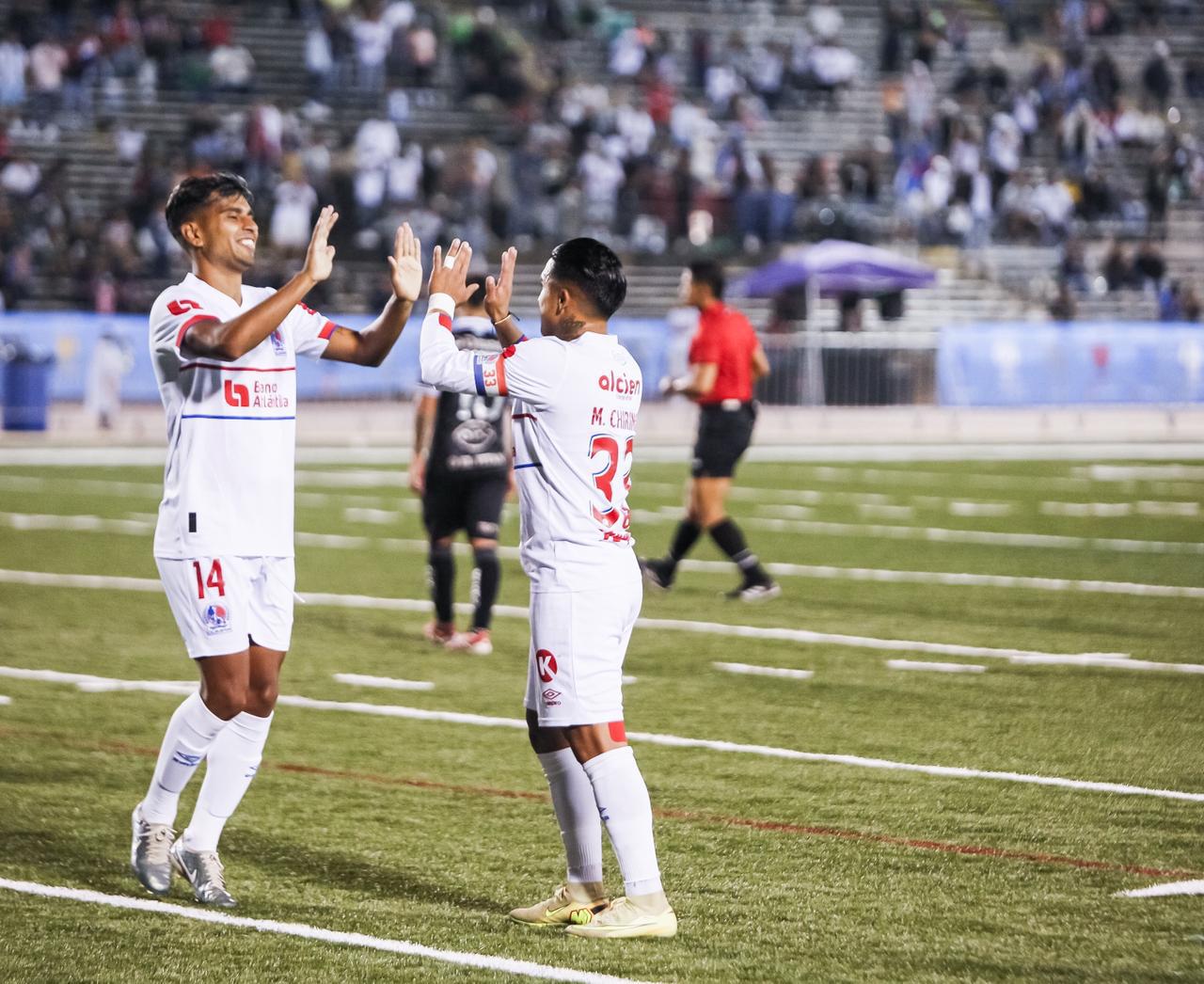 Chirinos celebra con Ramírez el segundo de los blancos.