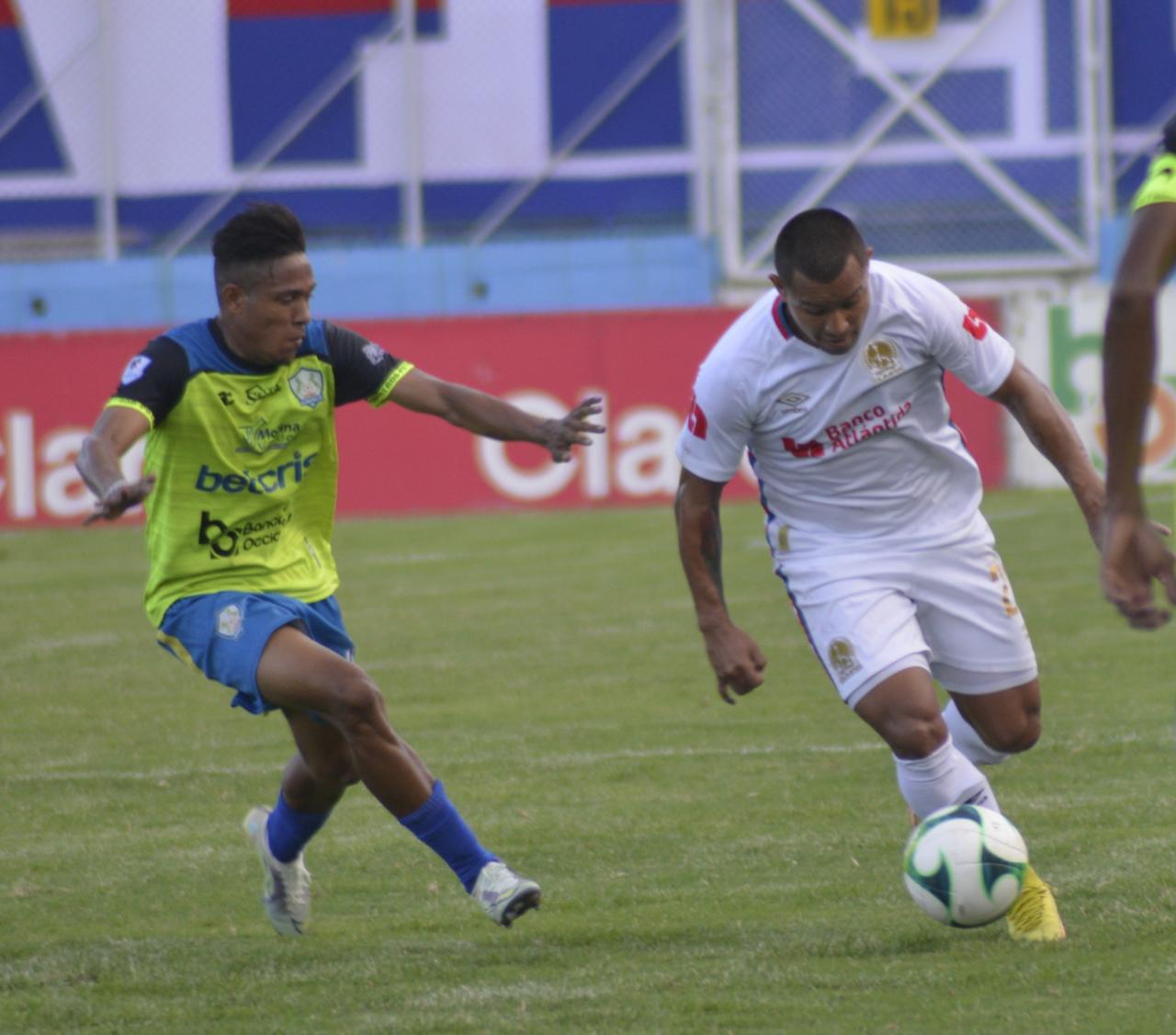 Cristhian Altamarino durante uno de sus juegos con Olancho enfrentando a Olimpia.