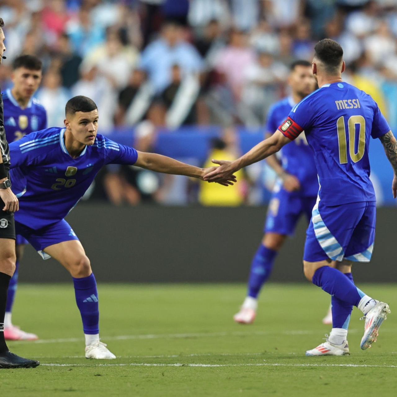 Valentín Carboni ya sabe lo que es jugar al lado de Lionel Messi en la selección de Argentina.