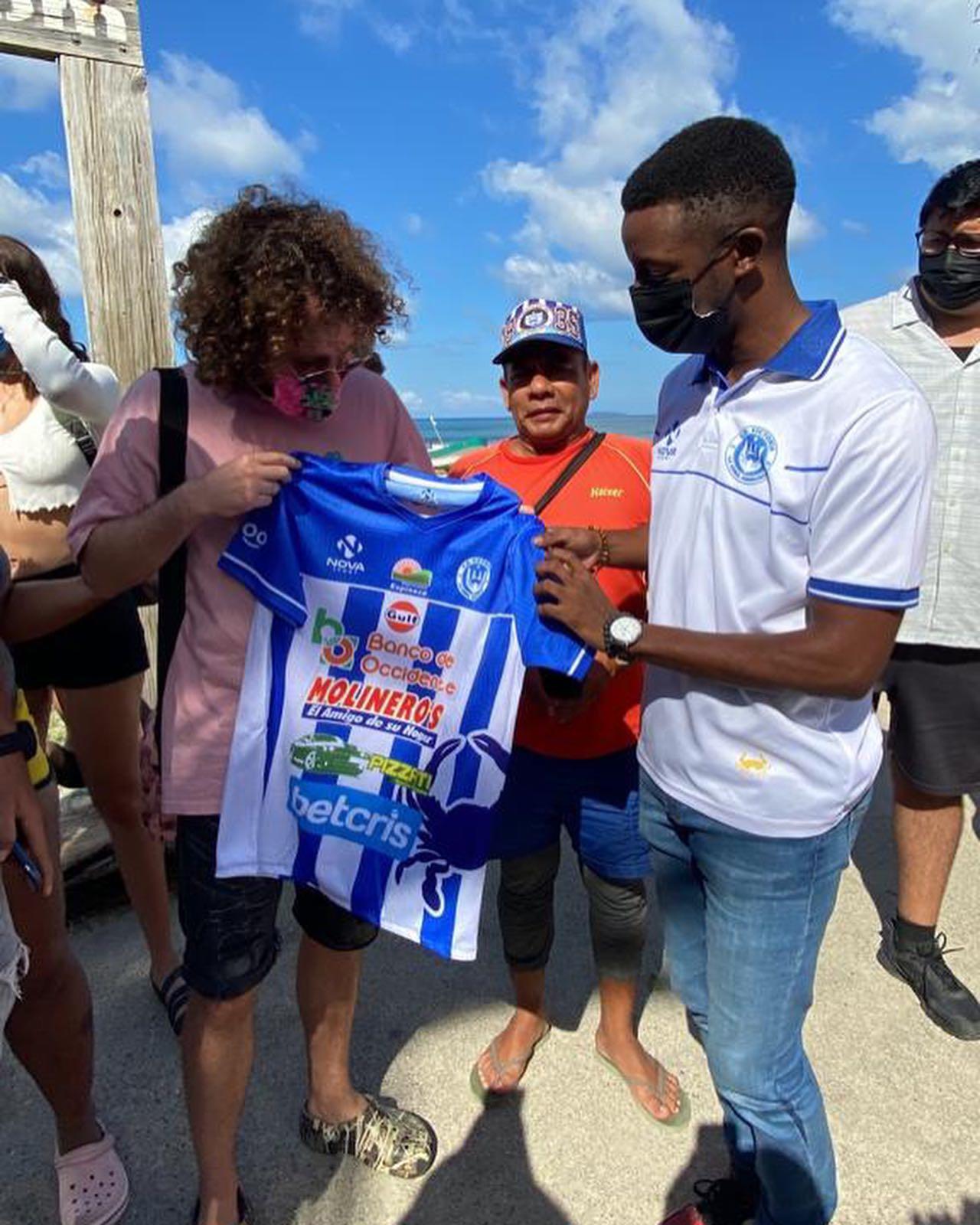 ¡Qué elegancia! Luisito Comunica posa con la camiseta oficial del Club Victoria en su pasaje por Sambo Creek