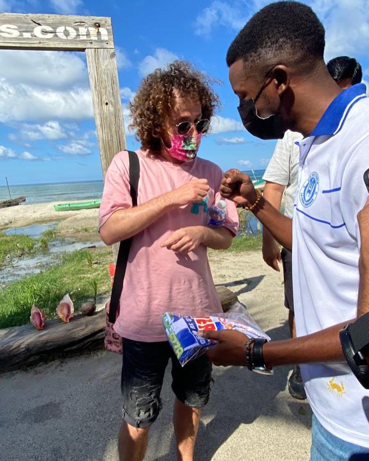 ¡Qué elegancia! Luisito Comunica posa con la camiseta oficial del Club Victoria en su pasaje por Sambo Creek