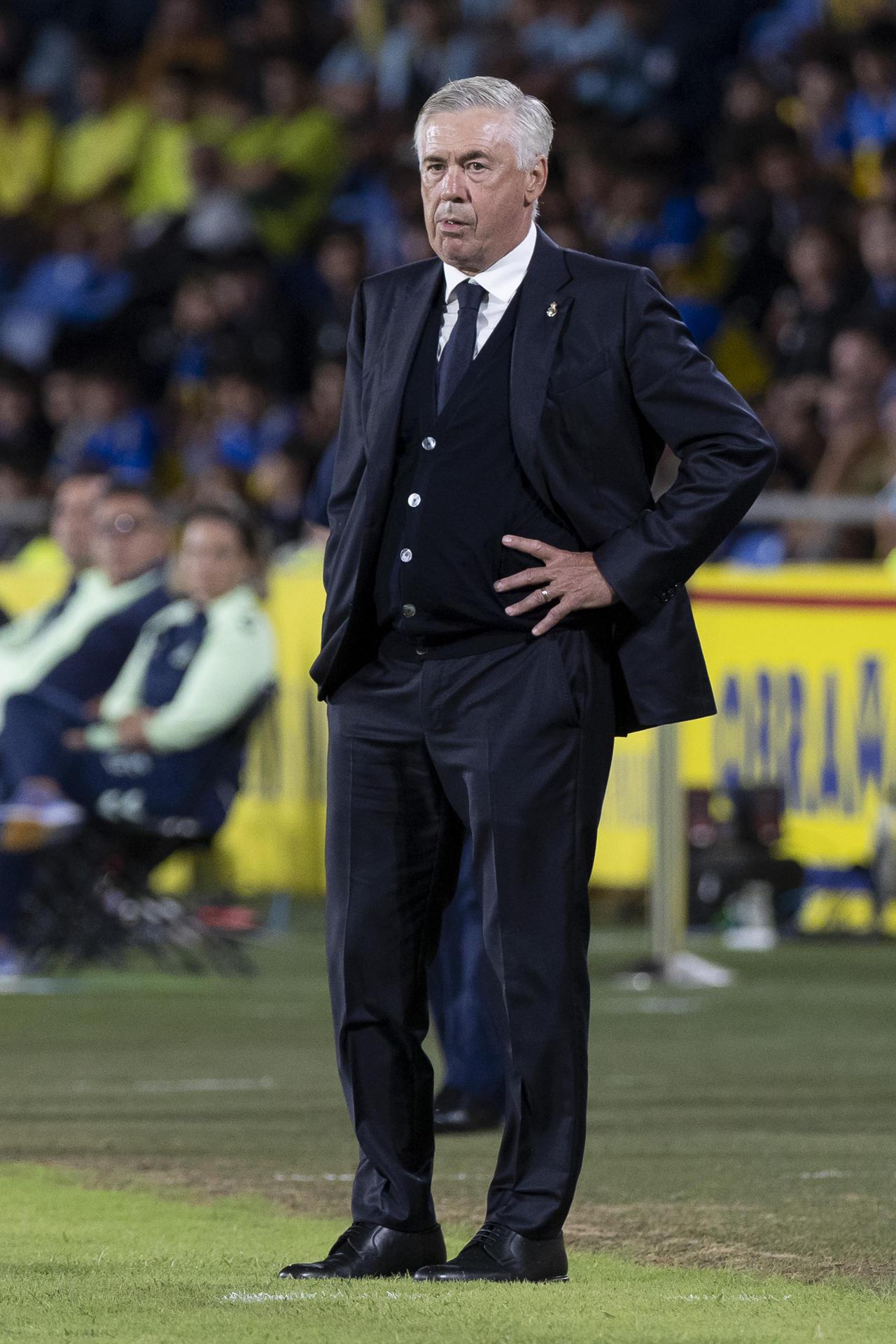 El entrenador del Real Madrid Carlo Ancelotti, durante el partido de la tercera jornada de LaLiga que UD Las Palmas y Real Madrid empataron en el estadio de Gran Canaria. EFE/Quique Curbelo