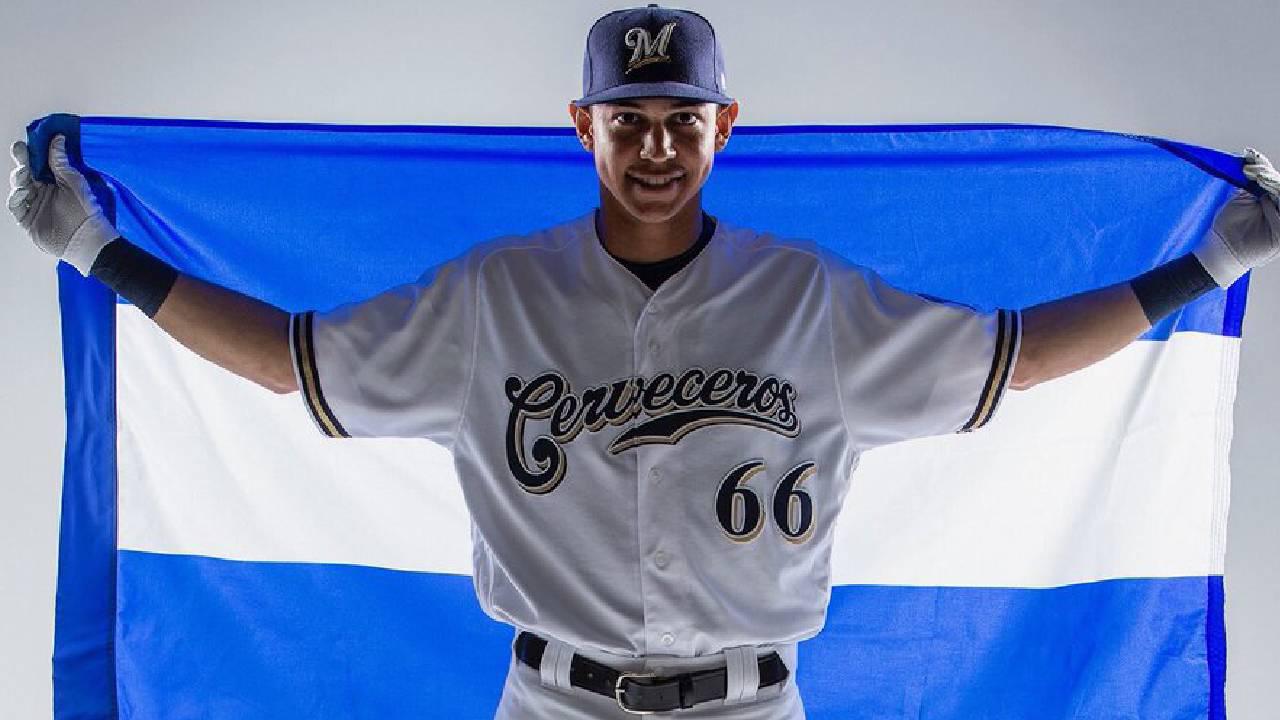 Posando con mucho orgullo durante su corta estadía con los Cerveceros.