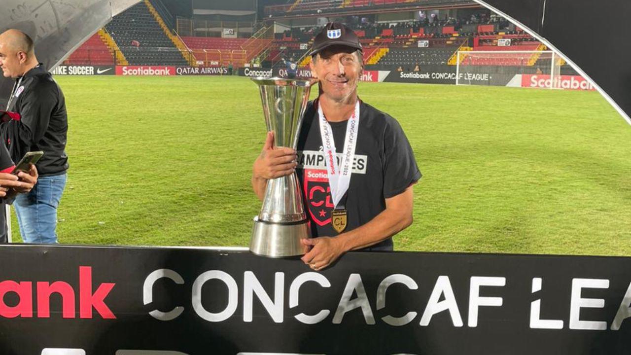 En dos años, Pedro Troglio ha conquistado seis títulos en Centroamérica: cinco de Liga Nacional y uno de Liga Concacaf.