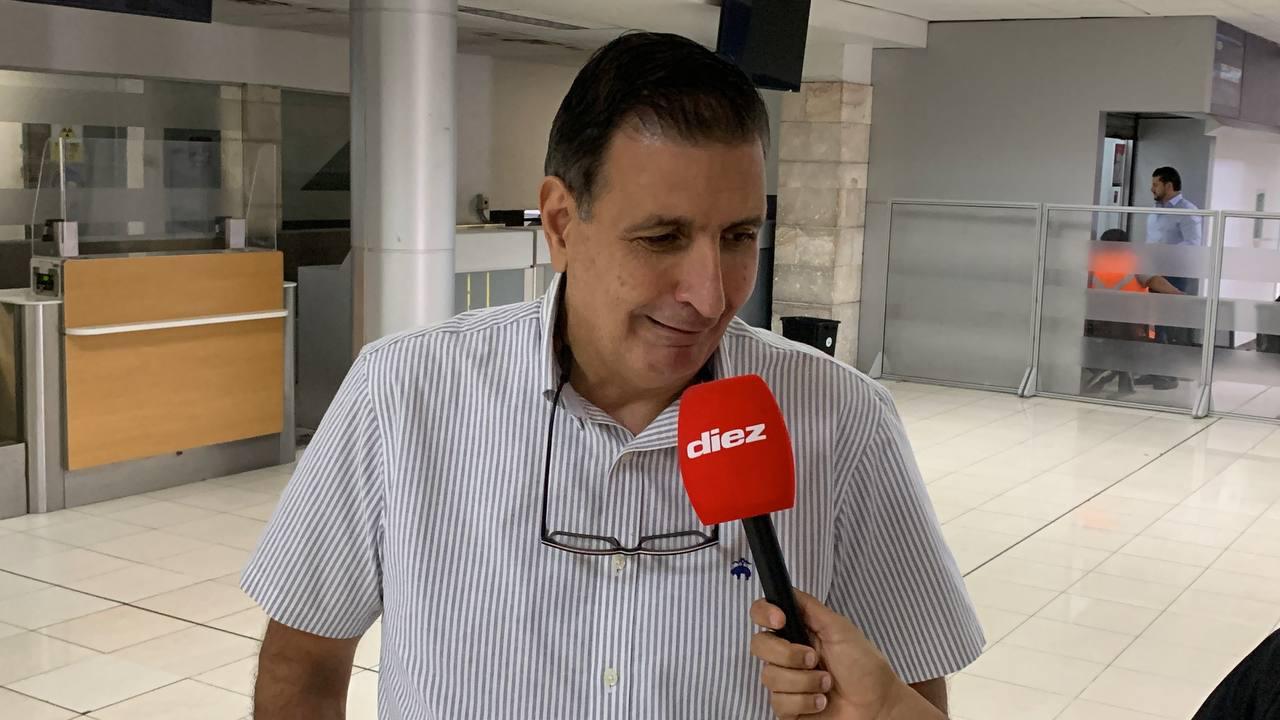 Jorge Salomón explicando que Honduras depende de sí mismo para clasificar.