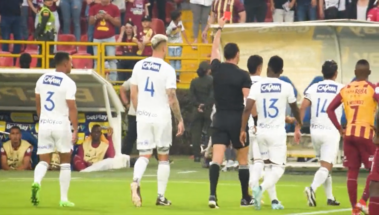 El árbitro del partido castigo la defensa del futbolista con tarjeta roja.