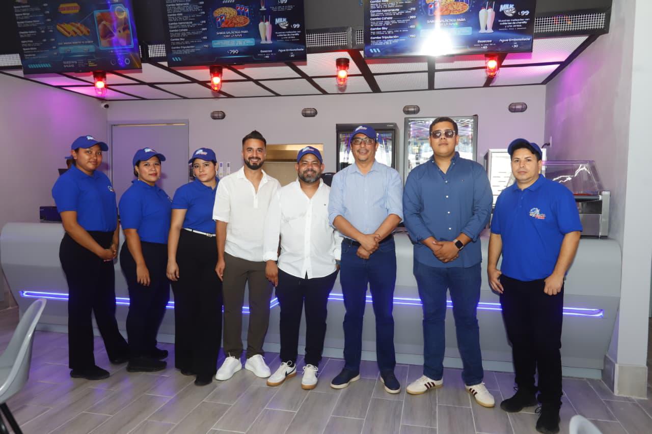 Staff y propietarios de Sky Rocket Pizza, que está recién inaugurado en San Pedro Sula.