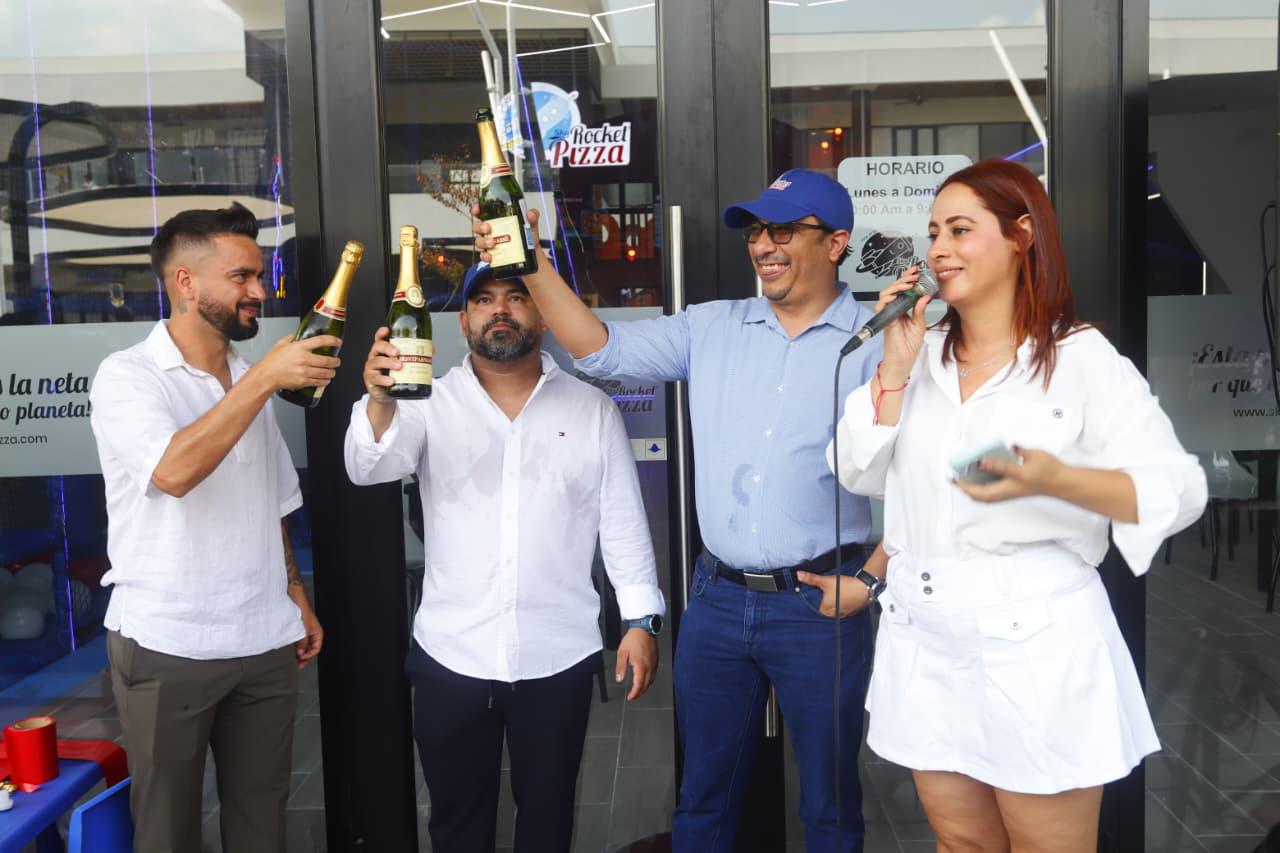 Brindis especial por el bienestar y prosperidad de Sky Rocket Pizza.