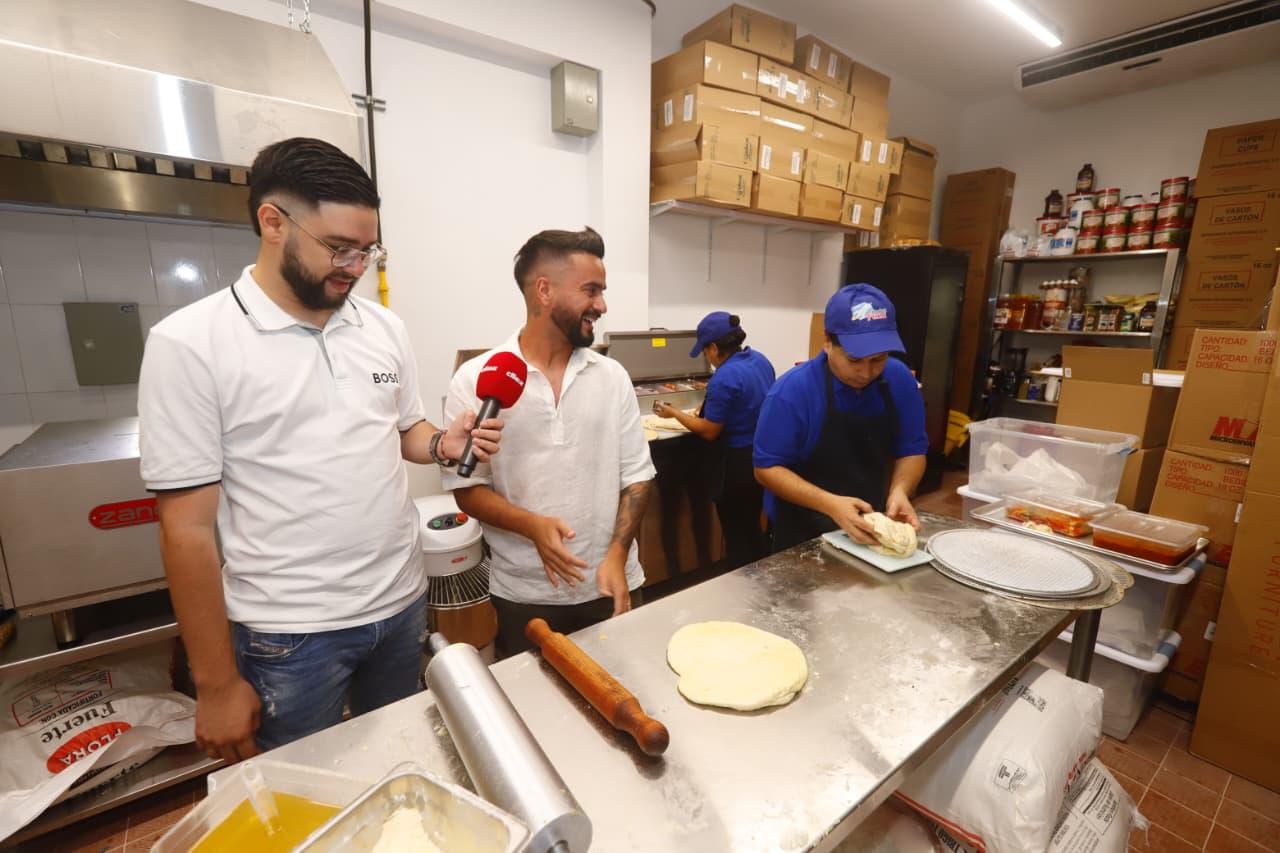 Mario Jafeth Moreno, periodista de DIEZ, conversando con Droopy mientras preparan las pizzas.
