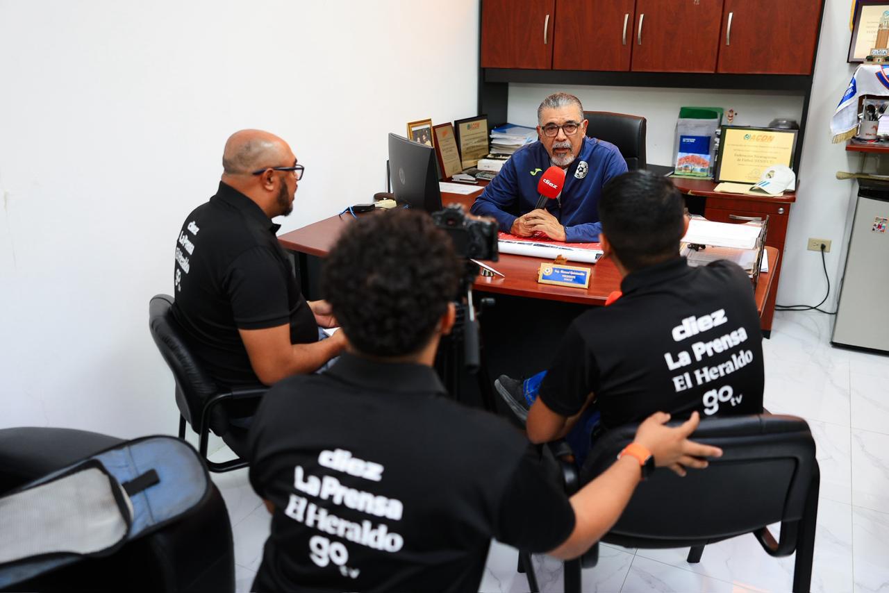 El equipo de DIEZ en plena entrevista con Manuel Quintanilla. FOTO: Yoseph Amaya / DIEZ.HN
