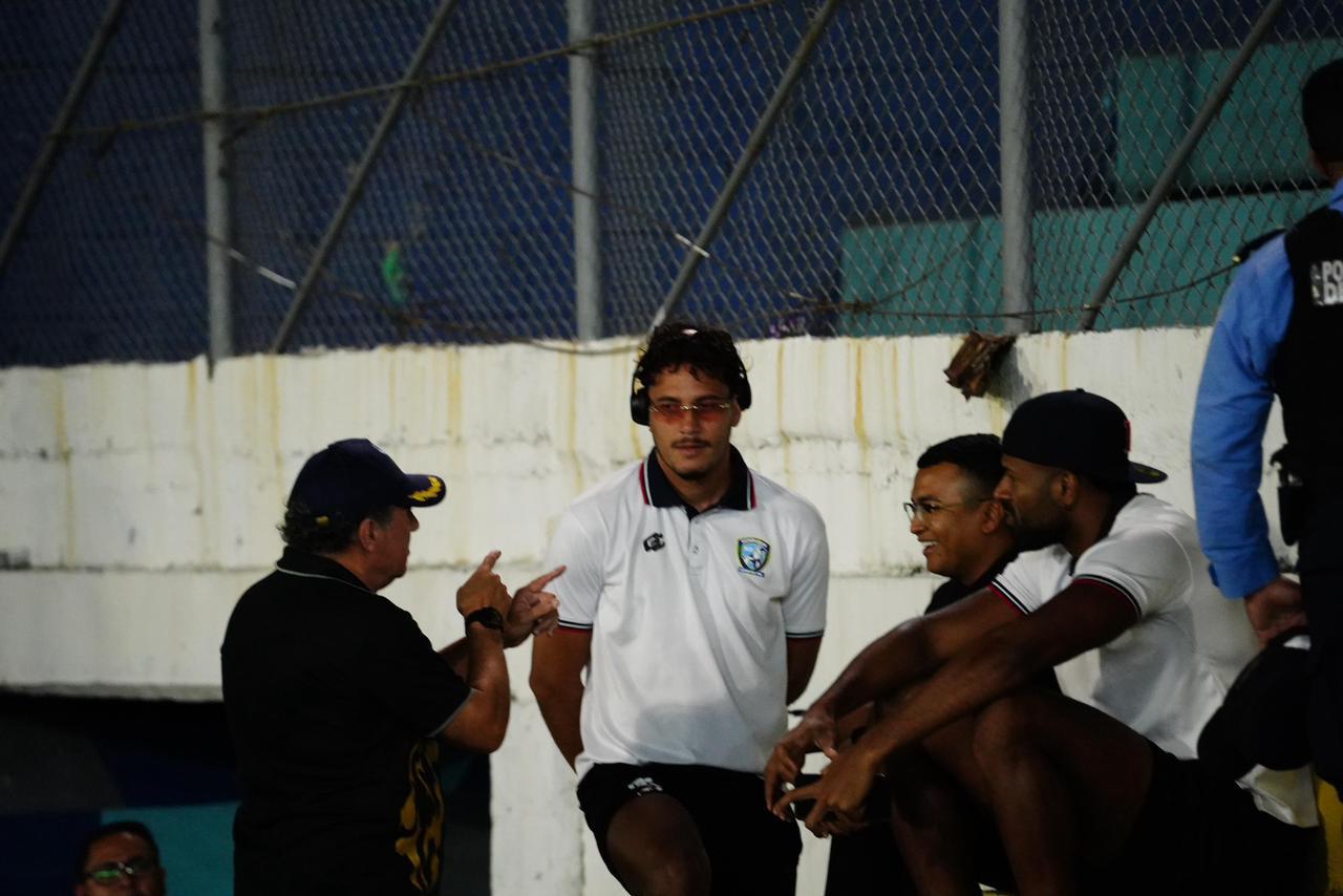 Fernando Mira habla con sus jugadores Ángel Tejeda y Polidoro. FOTO: Mauricio Ayala.