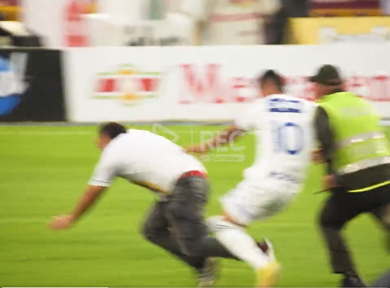 Daniel Cataño persiguió a su agresor para solterle una patada.