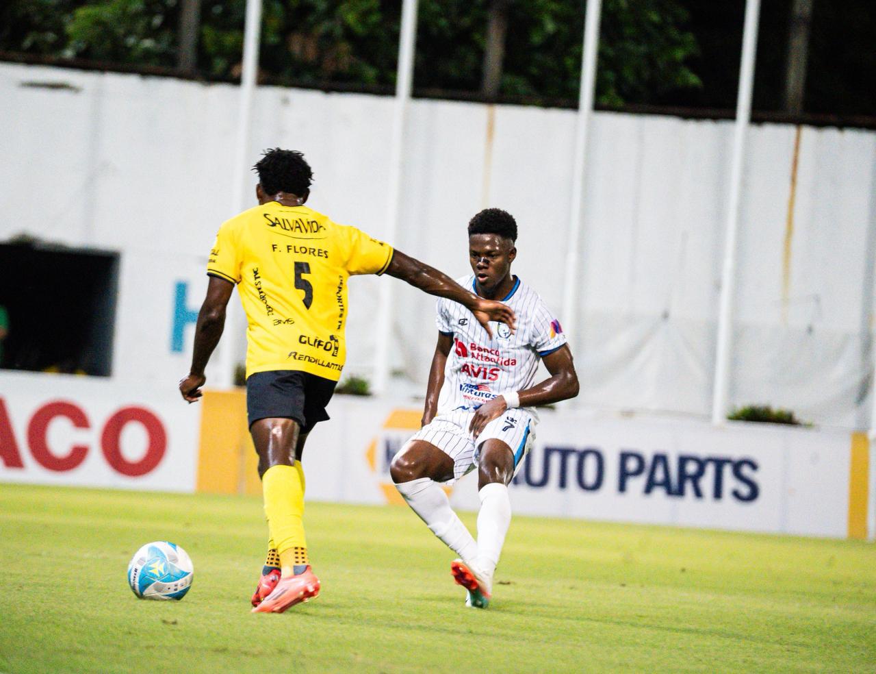 Real España, en un juego de bostezo, triunfa contra Génesis PN con solitario gol del brasileño Gustavo Moura