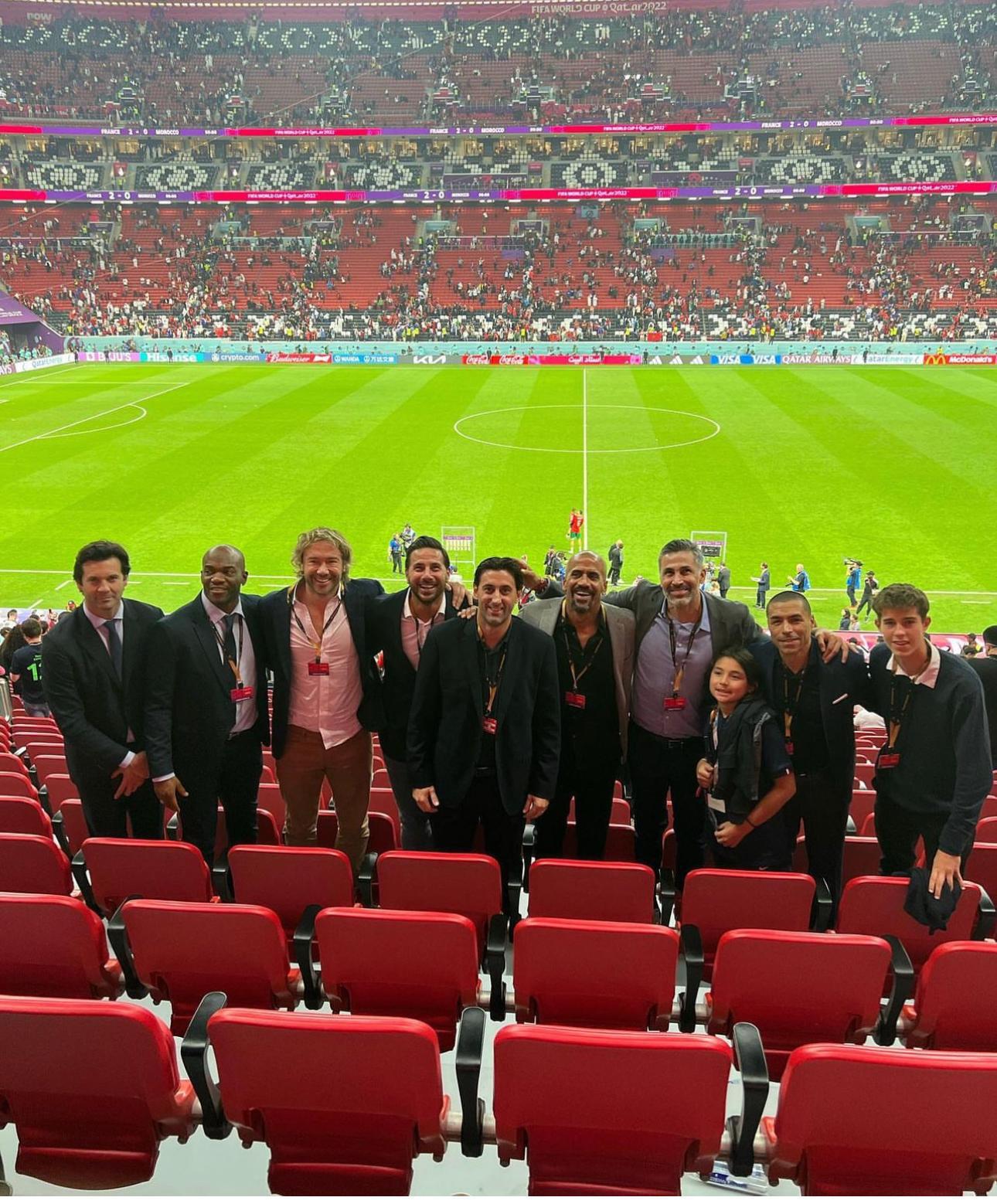 David Suazo posando en el Al-Bayt Stadium junto a personalidades como Santiago Solari, Diego Lugano, Claudio Pizarro, Diego Milito, Juan Sebastián Verón, Mario Yepes e Iván Ramiro Córdoba.