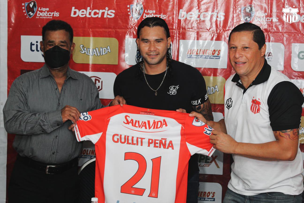 Héctor ‘Lin’ Zelaya y Jairo Martínez presentaron al flamente fichaje del Vida, Carlos Peña.