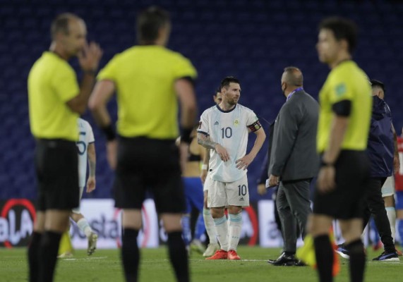 Lo que no se vio: Messi se fue con el árbitro a revisar el VAR en su gol anulado; terminó cabizbajo