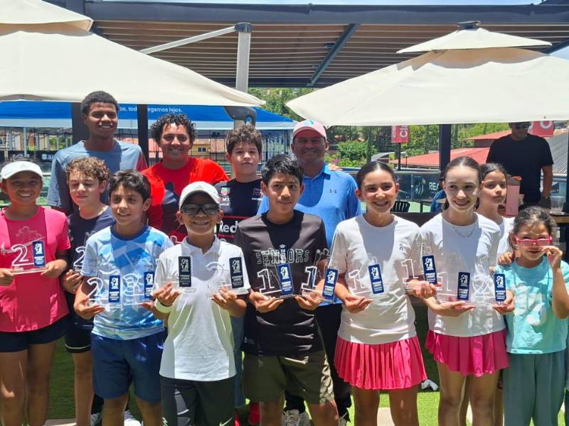 Los tenistas ganadores del gran evento que se celebró en la capital posan con sus premios tras dominar la competencia.