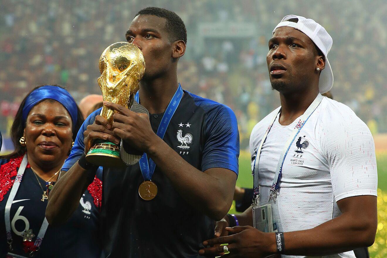 Paul Pogba junto a su hermano mayor, Mathias y su madre Yeo Pogba.