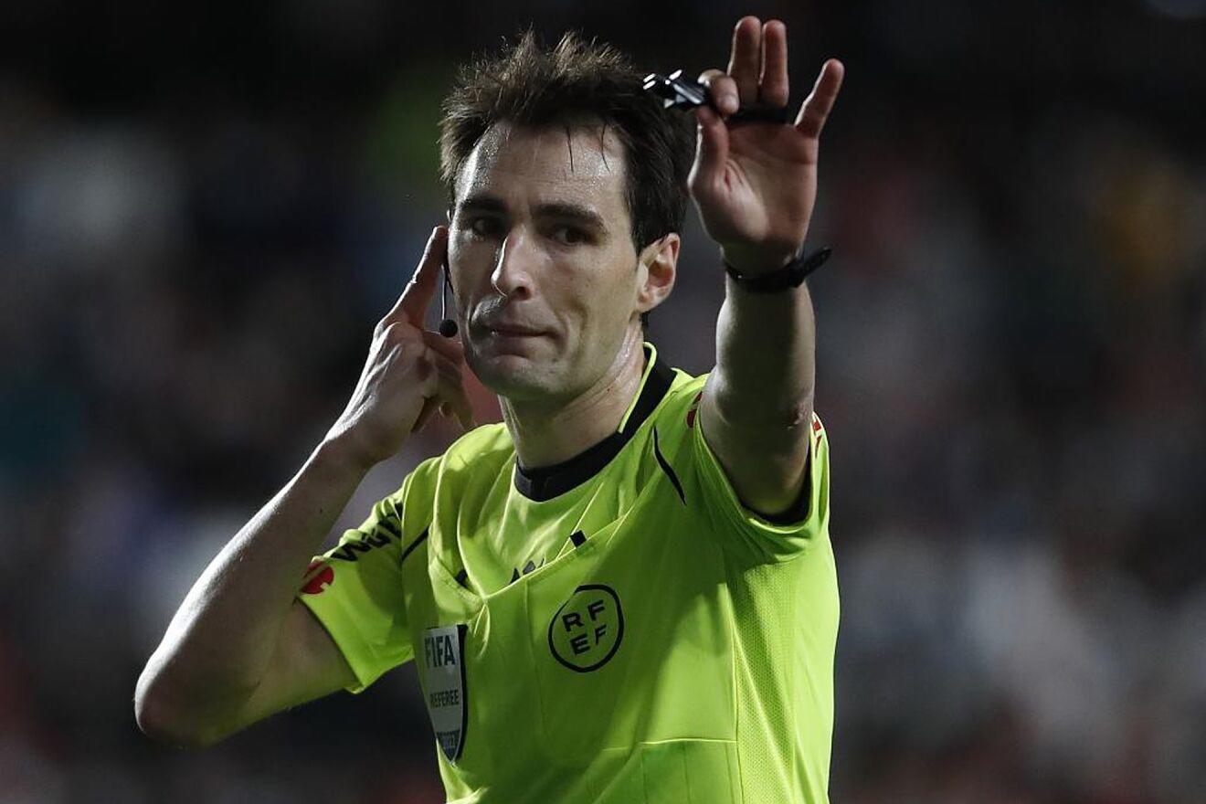 Burgos Bengoetxea arbitrará su primer clásico español correspondiente a LaLiga.