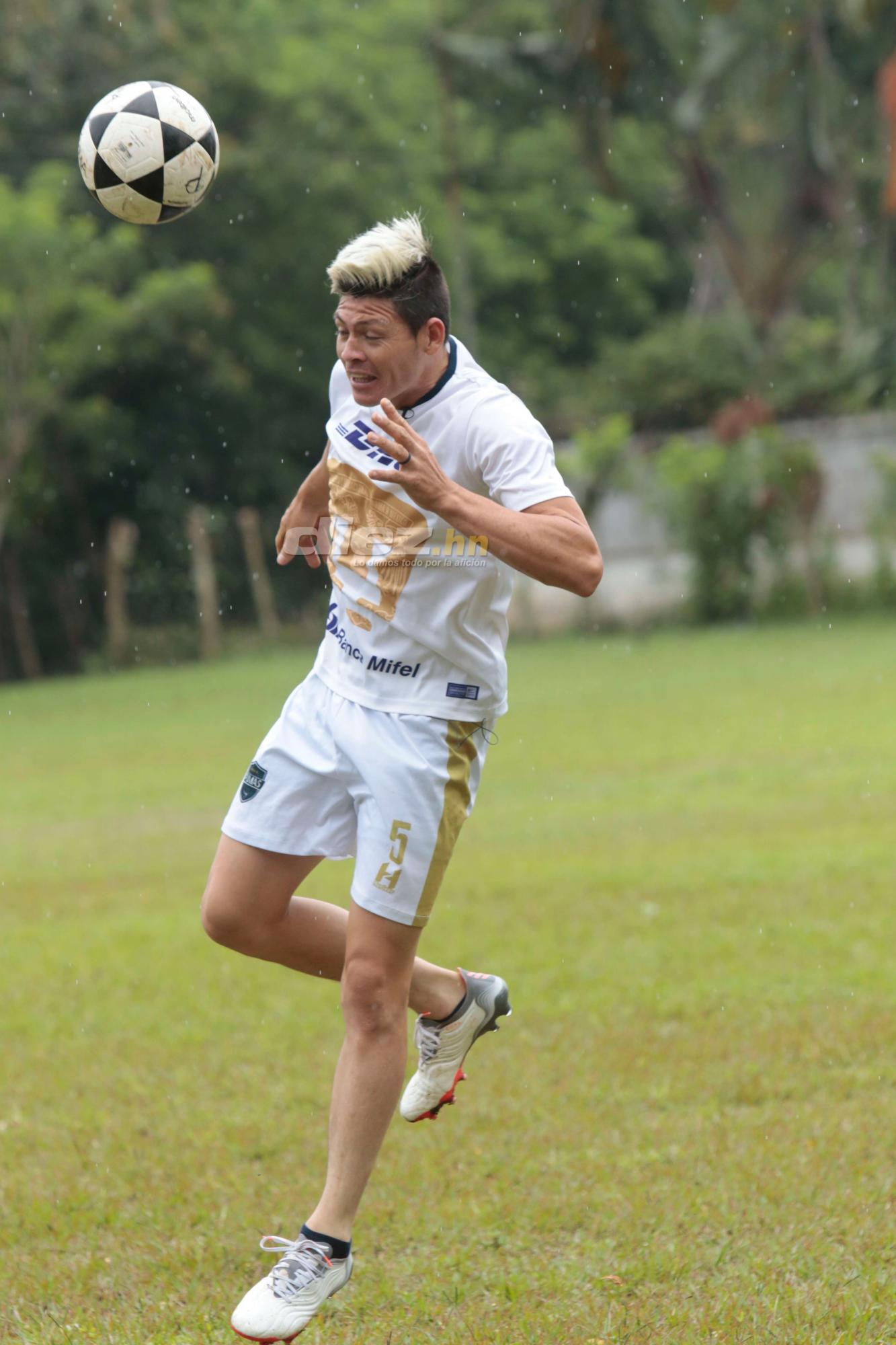 Así posó con el balón el mediocampista mixto que recién firmó Marathón. FOTO: Neptalí Romero.
