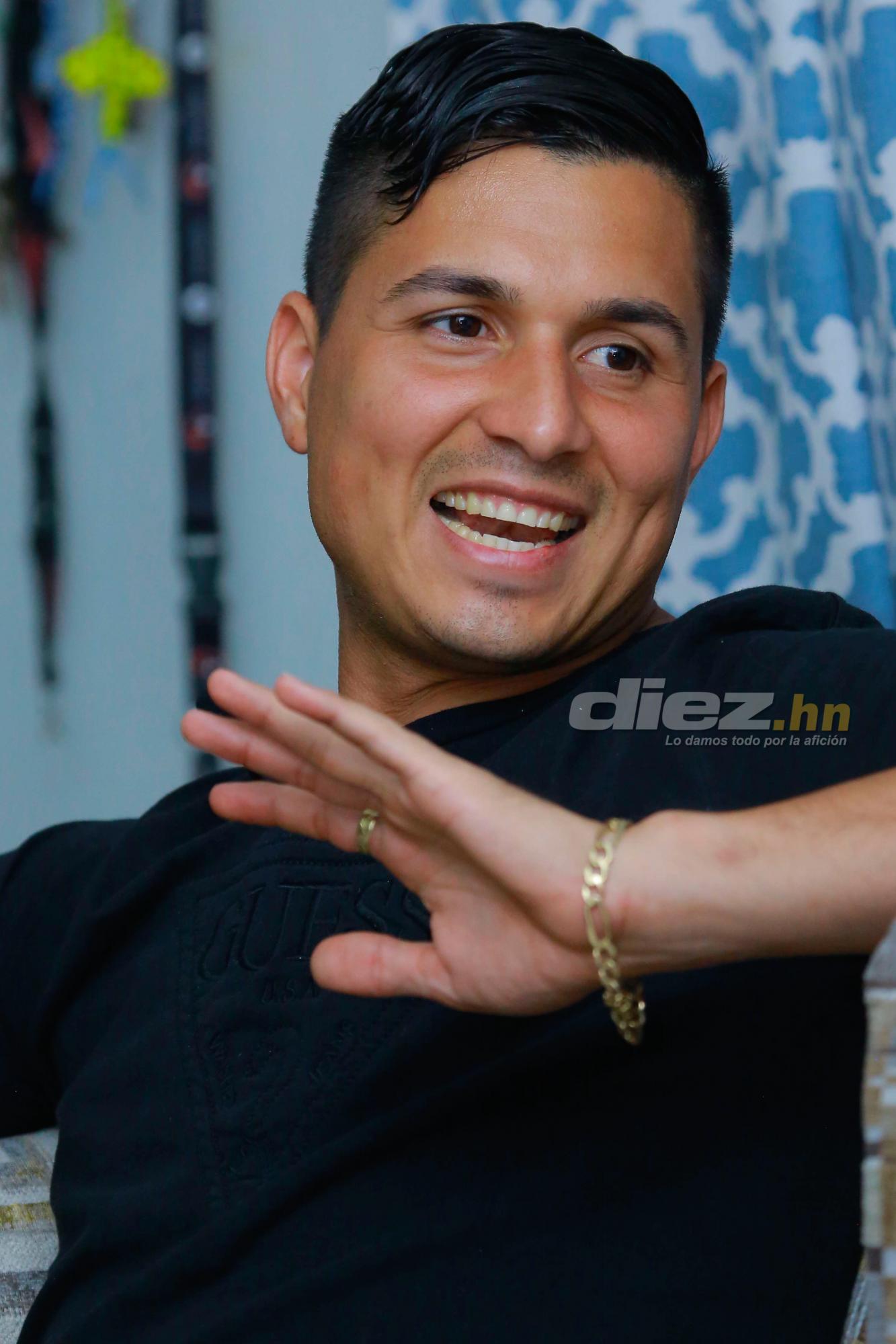 Gerson Rodas se dedica a vender automóviles junto a su hermano.