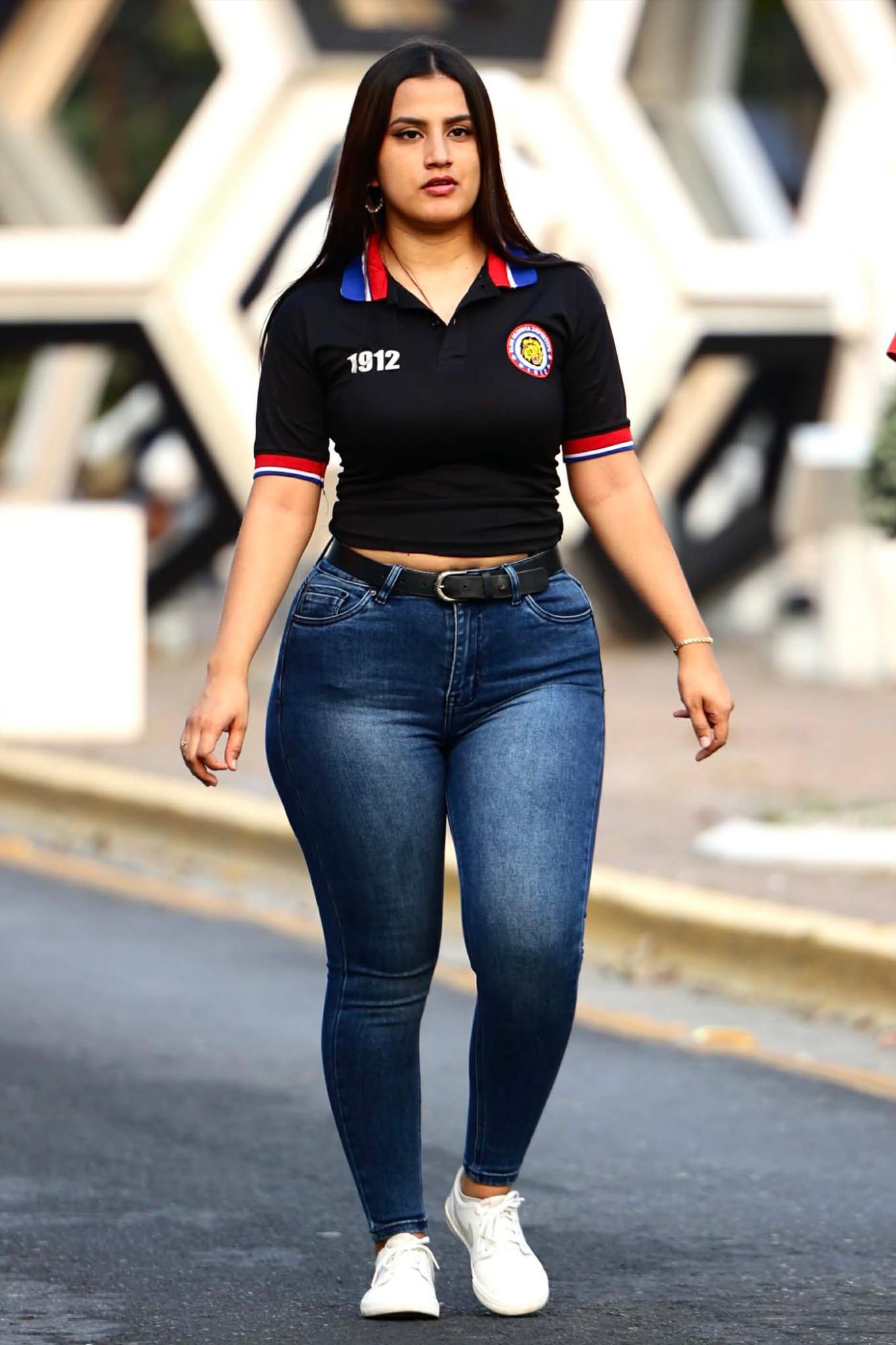 La aficionados del Olimpia también se hacen sentir en las afueras del estadio Morazán.