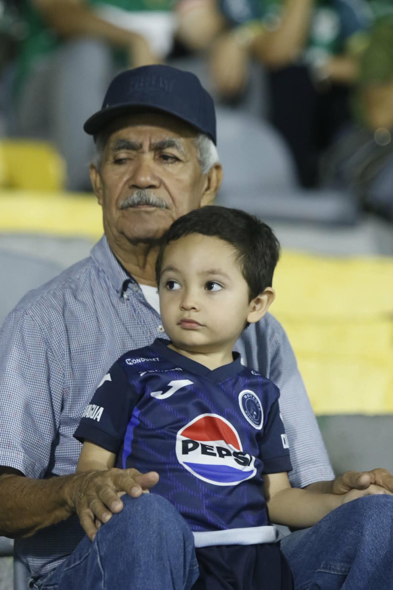 El abuelo y su nieto listos para apoyar a Motagua.