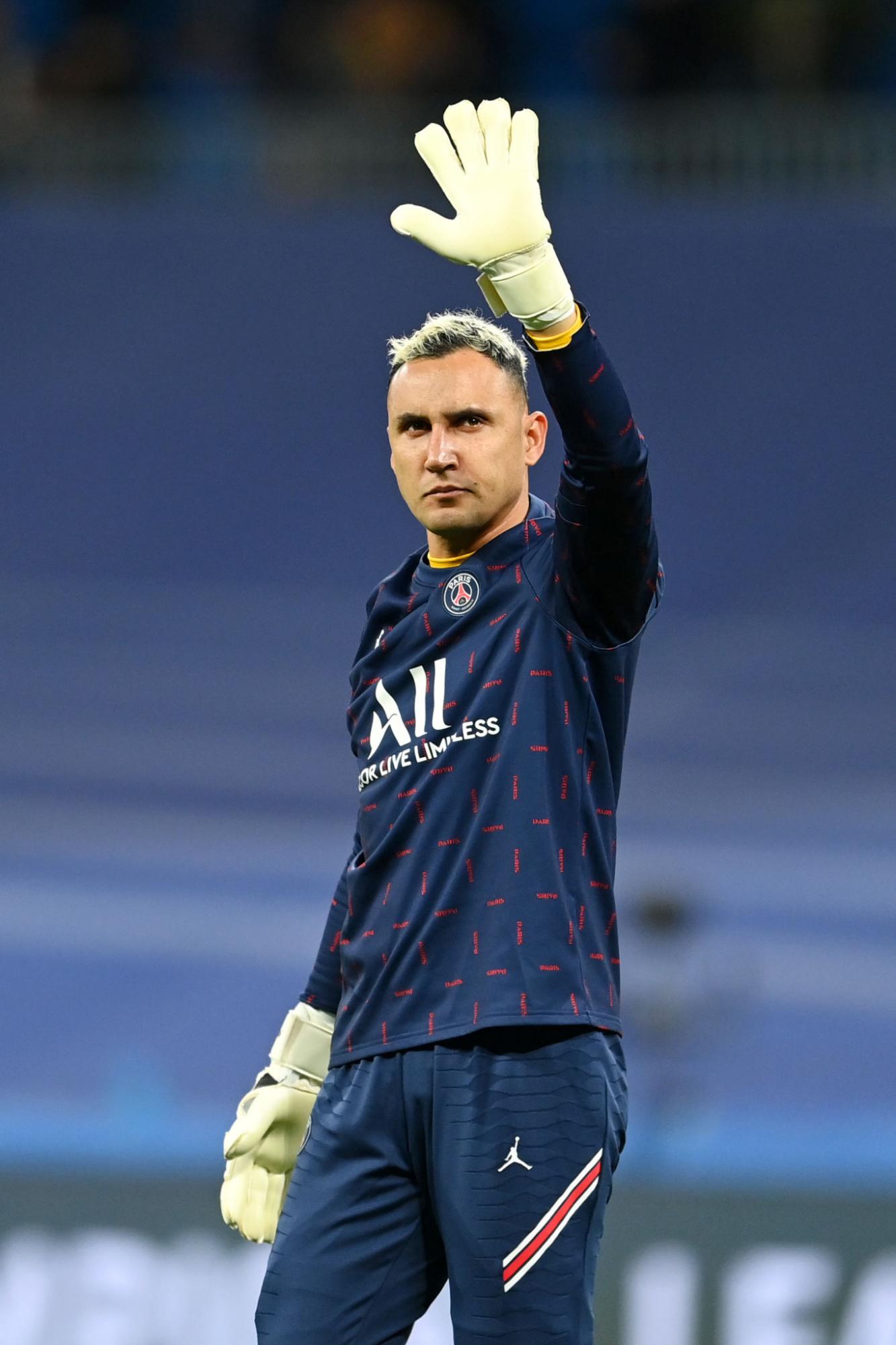 Keylor Navas saludando a la afición del Real Madrid en el Santiago Bernabéu.