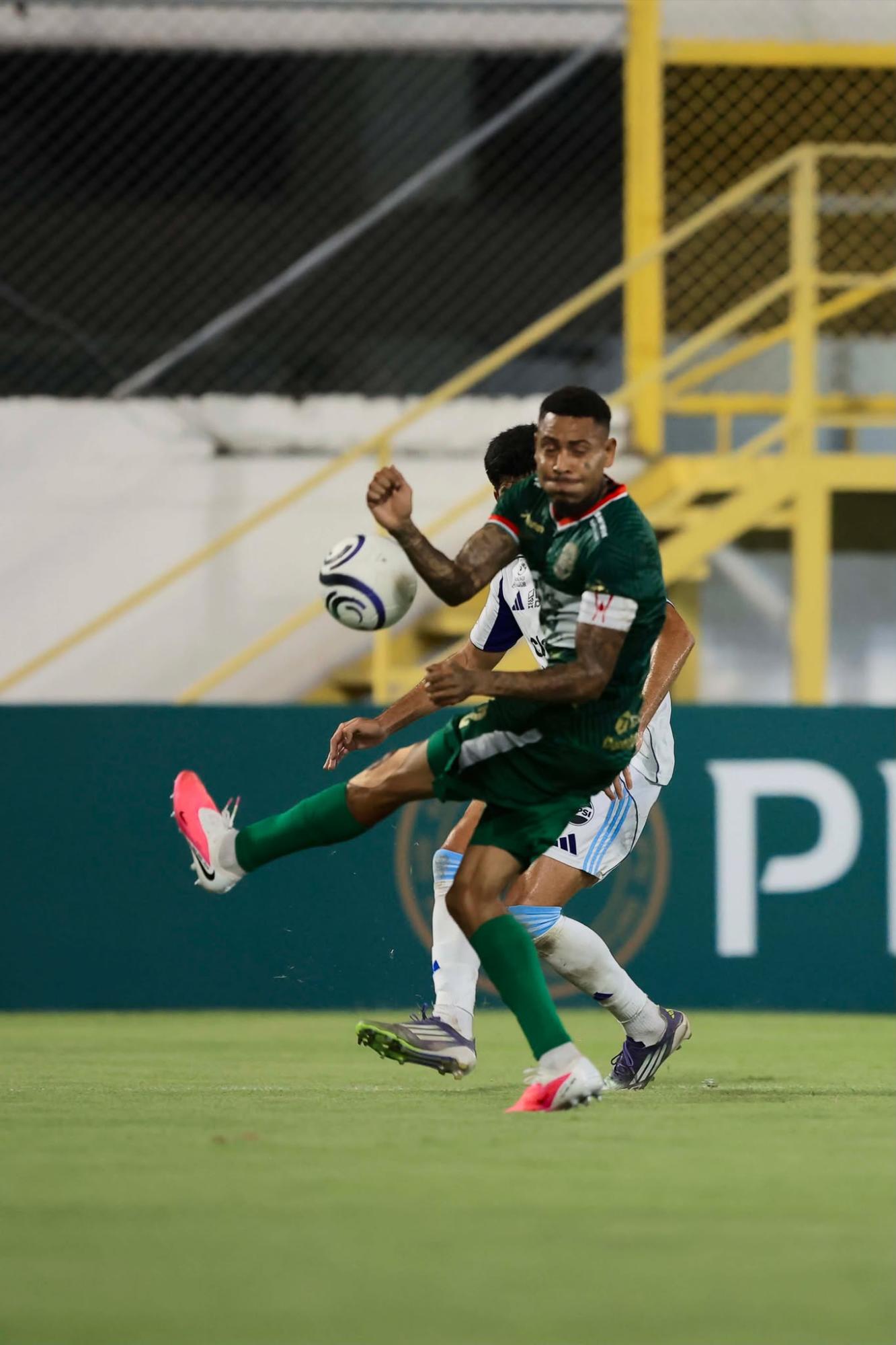La pelota claramente pegó en la mano de Henry Figueroa, el árbitro pitó penal, pero luego lo anuló.