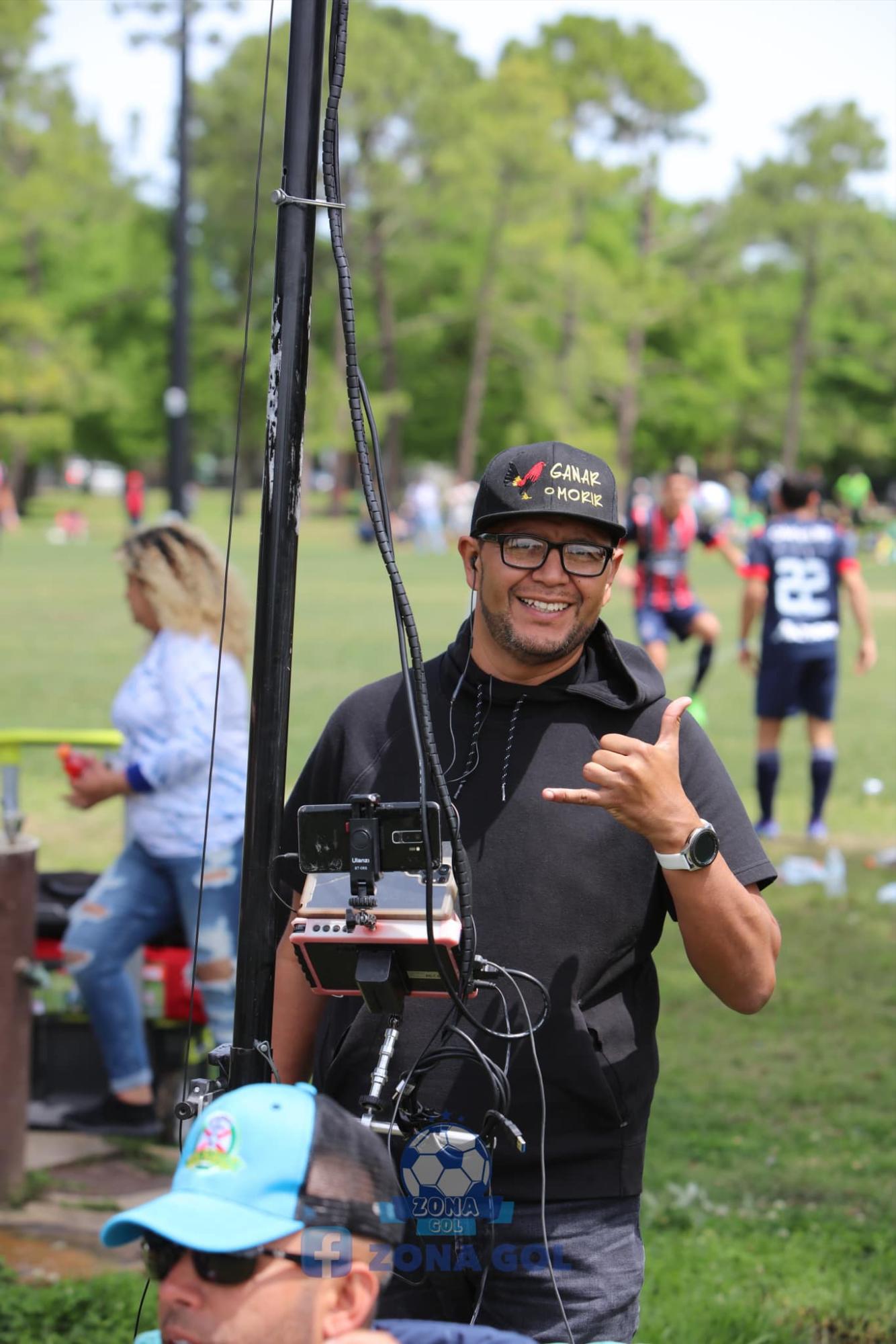 Adolfo Flores, el diseñador gráfico que se apasionó del fútbol amateur en Estados Unidos y se volvió viral en redes