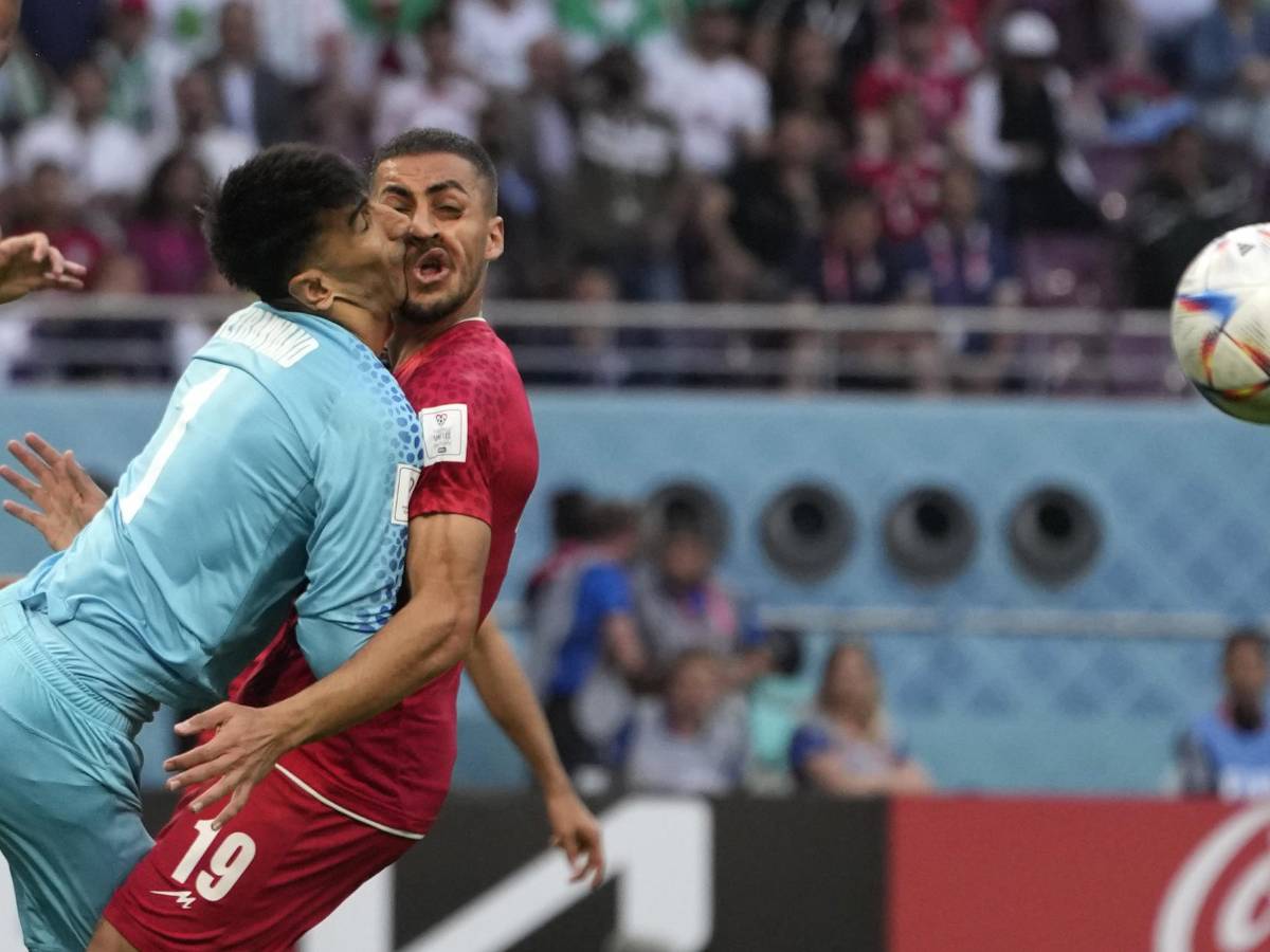 FOTOS: Portero de Irán se fue en camilla luego de recibir terrible golpe de su propio compañero en el Mundial de Qatar 2022