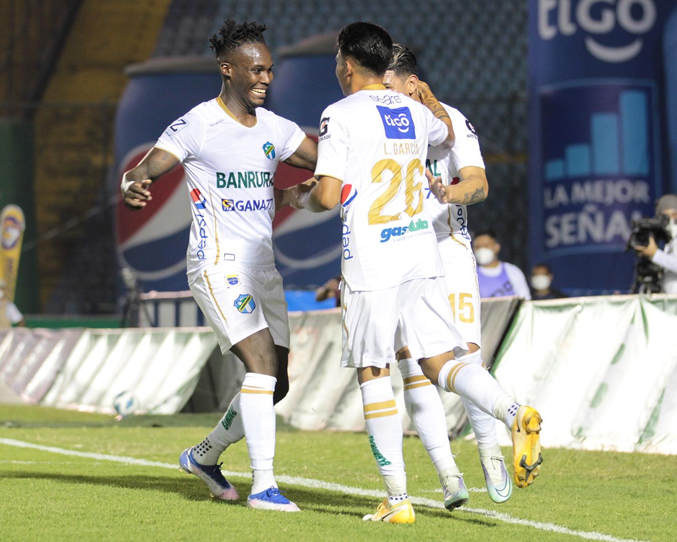 Rubilio Castillo provoca penal en su debut triunfal con Comunicaciones en el clásico de Guatemala ante Municipal