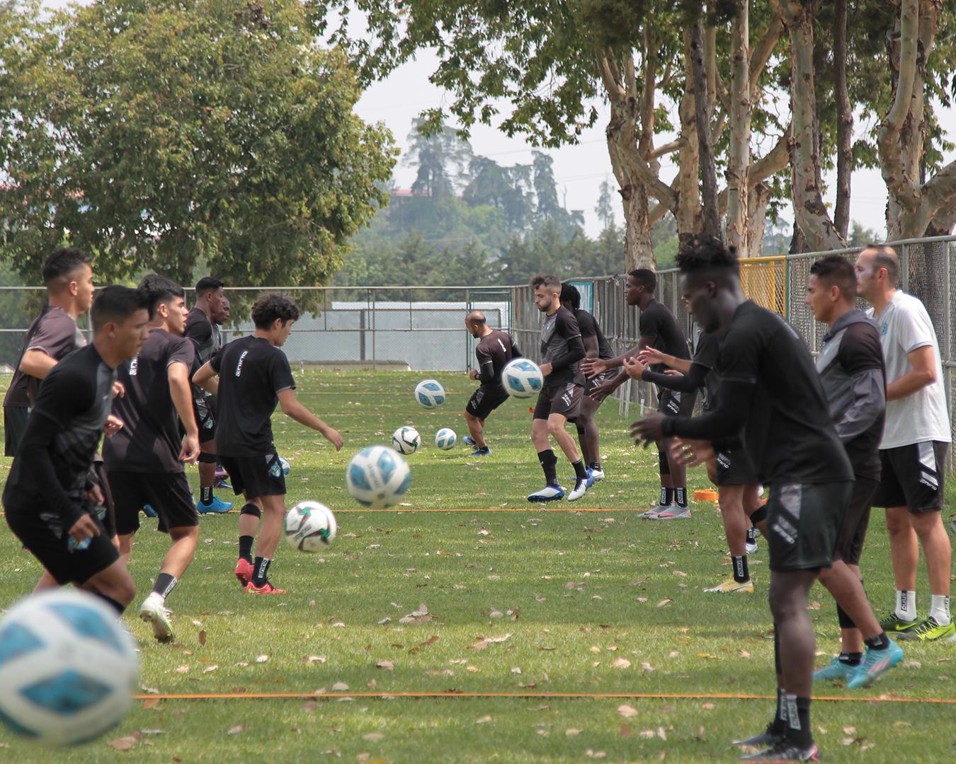 Rubilio y Kevin (primeros en la imagen) representan a Honduras en el fútbol de Guatemala.