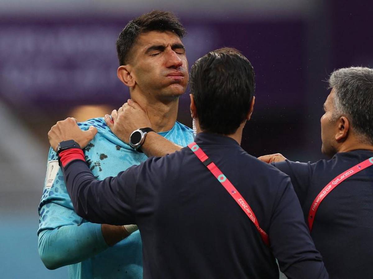 FOTOS: Portero de Irán se fue en camilla luego de recibir terrible golpe de su propio compañero en el Mundial de Qatar 2022