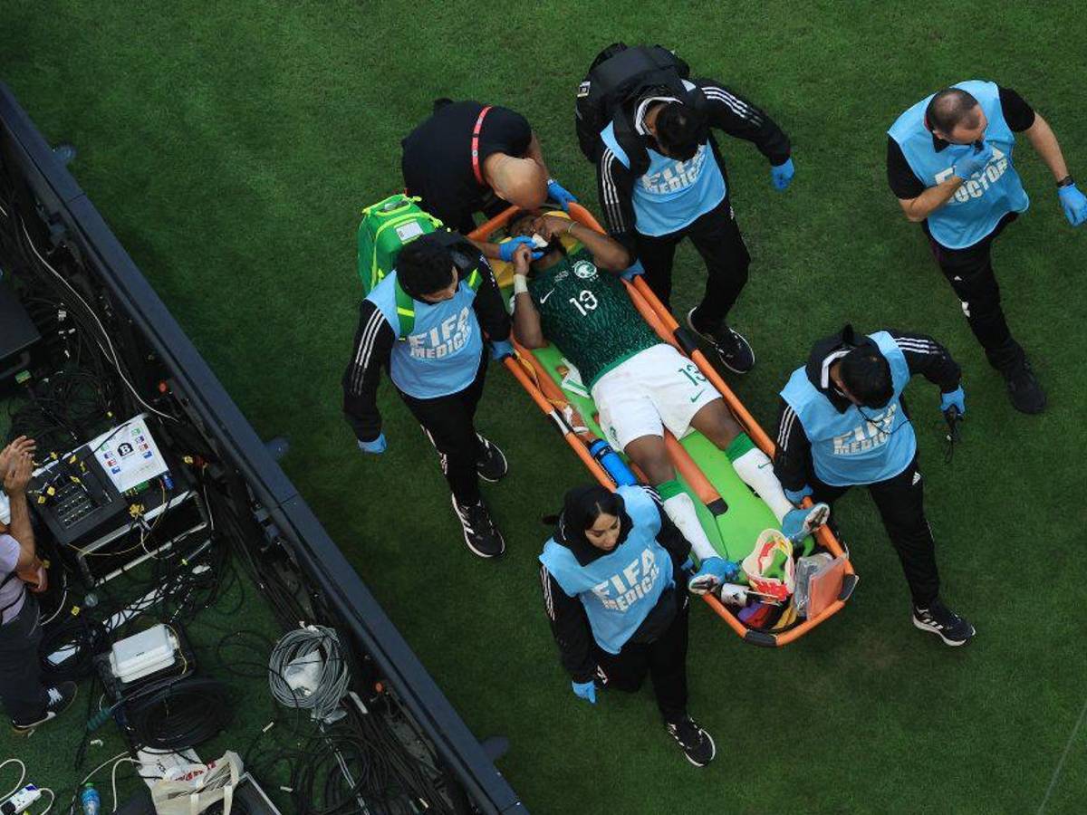 ¡Impactante momento! Confirman alcance de la lesión de Al Shahrani, jugador de Arabia Saudí tras vencer a Argentina
