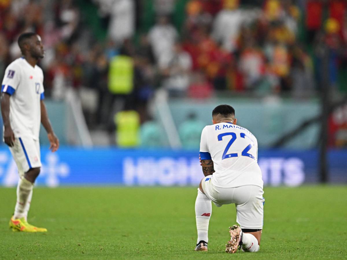 Futbolistas de Costa Rica se lamentan la dolorosa derrota de 7-0 ante España.