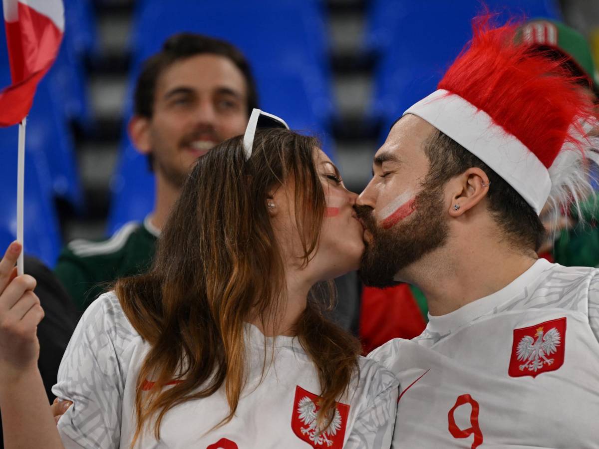 Los polacos también se besan a pesar de las restricciones.
